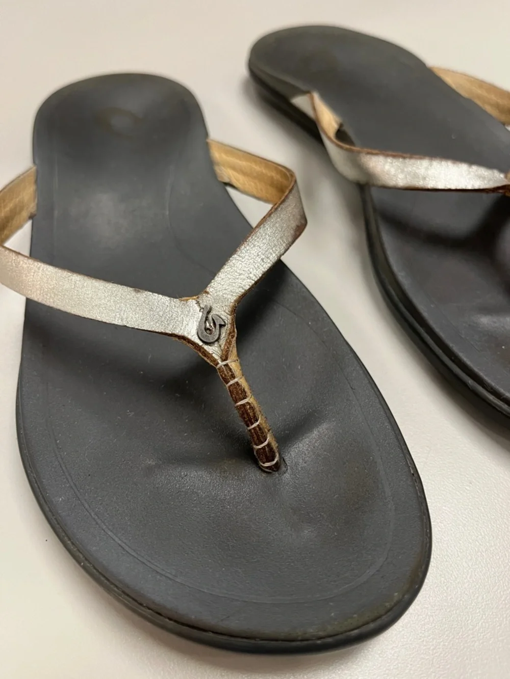 OluKai Metallic Gold Strap Gray Footbed Sandals Size 7
